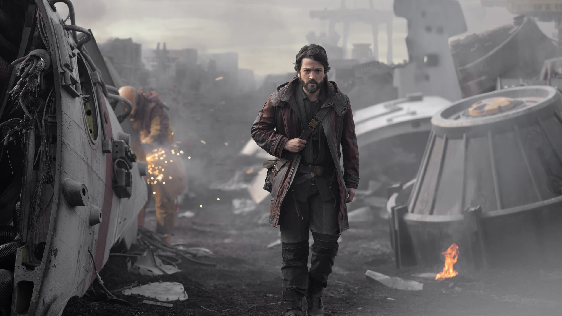 Diego Luna, protagonista absoluto de "Andor", ya disponible en Disney+ ©2022 Lucasfilm Ltd. & TM. All Rights Reserved.