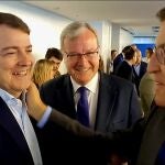 Feijóo saluda a Alfonso Fernández Mañueco en presencia de Antonio Silván