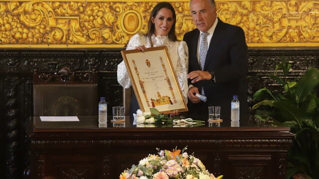La cantante Malú, hija de Pepe de Lucía y sobrina de Paco de Lucía, junto al alcalde de Algeciras (Cádiz), José Ignacio Landaluce (2d), que le ha hecho entrega del nombramiento como Embajadora de la ciudad de Algeciras
