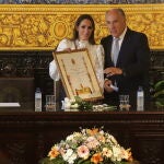 La cantante Malú, hija de Pepe de Lucía y sobrina de Paco de Lucía, junto al alcalde de Algeciras (Cádiz), José Ignacio Landaluce (2d), que le ha hecho entrega del nombramiento como Embajadora de la ciudad de Algeciras