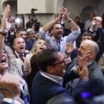 Militantes de Hermanos de Italia celebran ayer los resultados en las urnas