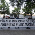 GRAFAND3510. SEVILLA, 26/09/2022.-El sector del taxi llevará a cabo más movilizaciones si la Junta de Andalucía aprueba este martes en el Consejo de Gobierno el decreto ley de regulación de la actividad de los vehículos de transporte sin conductor (VTC), tras concluir sin avances la negociación en el Consejo Andaluz del taxi. EFE/José Manuel Vidal