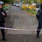 Izhevsk (Federación de Rusia), 26/09/2022.- Policías rusos se paran detrás de un cordón cerca de la escena de un tiroteo en la escuela 88 en Izhevsk, Rusia, el 26 de septiembre de 2022. El tiroteo comenzó durante la clase cuando un hombre no identificado en un negro traje irrumpió en un salón de clases y abrió fuego contra los presentes. Como resultado del ataque en la escuela N 88 en Izhevsk, al menos 13 personas murieron, nueve de ellas niños, y otras 23 resultaron heridas, incluidos 20 niños, dijo el Jefe de la República de Udmurtia, Alexander Brechalov.