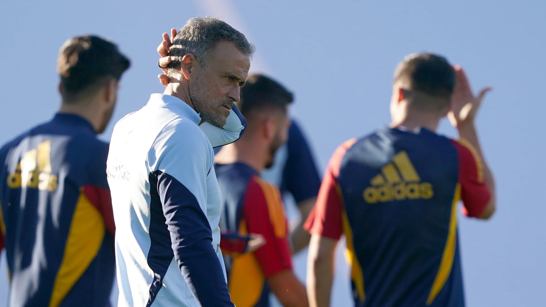 Luis Enrique, pensativo durante un entrenamiento de la selección española