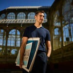 El ilustrador madrileño escogió el Palacio de Cristal, dentro del Paisaje de la Luz, para la campaña de la Comunidad de Madrid