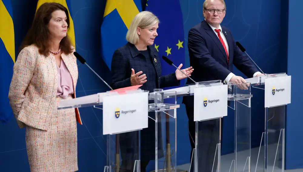 La primera ministra sueca, Magdalena Andersson (centro) compareció junto a la ministra de Exteriores, Ann Linde, y el de Defensa, Peter Hultqvist