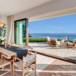 Impresionante salón y terraza de la nueva mansión de Kim Kardashian.