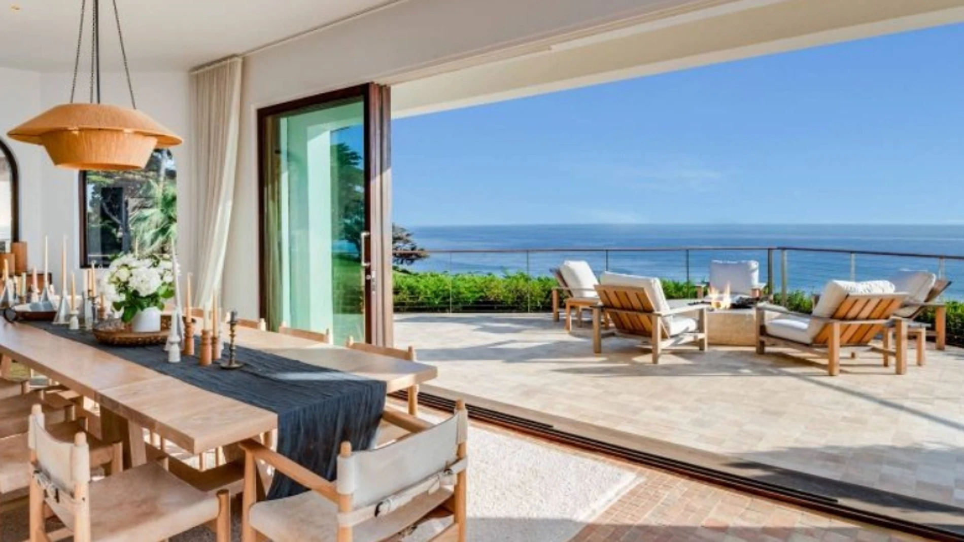 Impresionante salón y terraza de la nueva mansión de Kim Kardashian.