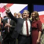 Sir Keir Starmer, junto a su mujer ayer antes de pronunciar su esperado discurso en la conferencia anual del Partido Laborista