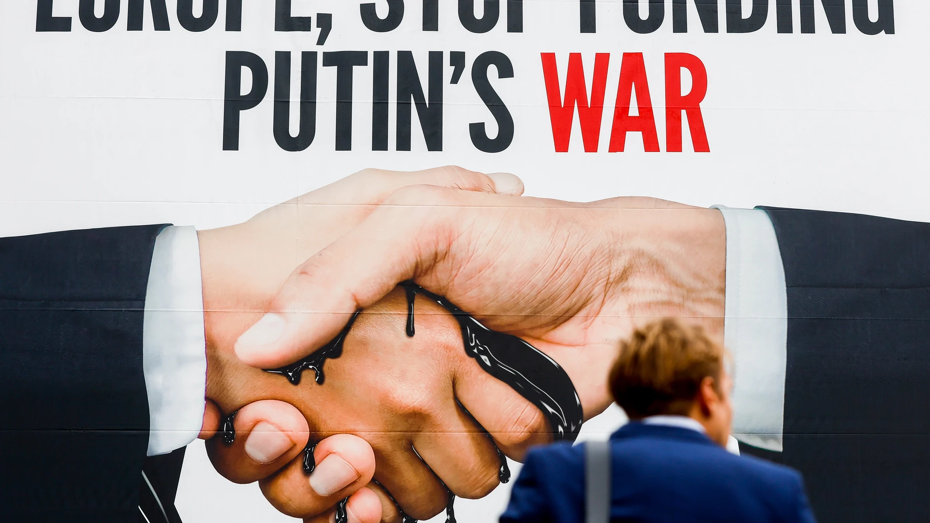 Pancarta en Bruselas de la ONG Razom We Stand en la que se puede leer "Europa, deja de financiar la guerra de Putin. Deja de comprar combustible fósil, acaba la guerra"