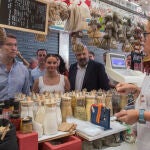 El presidente del Partido Popular, Alberto Núñez Feijóo, durante su visita al Mercado Pere Garau en Palma de Mallorca junto a la presidenta del partido en Baleares, Marga Prohens, este martes. EFE/ Atienza