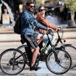 Una pareja de turistas en el centro de Valencia
