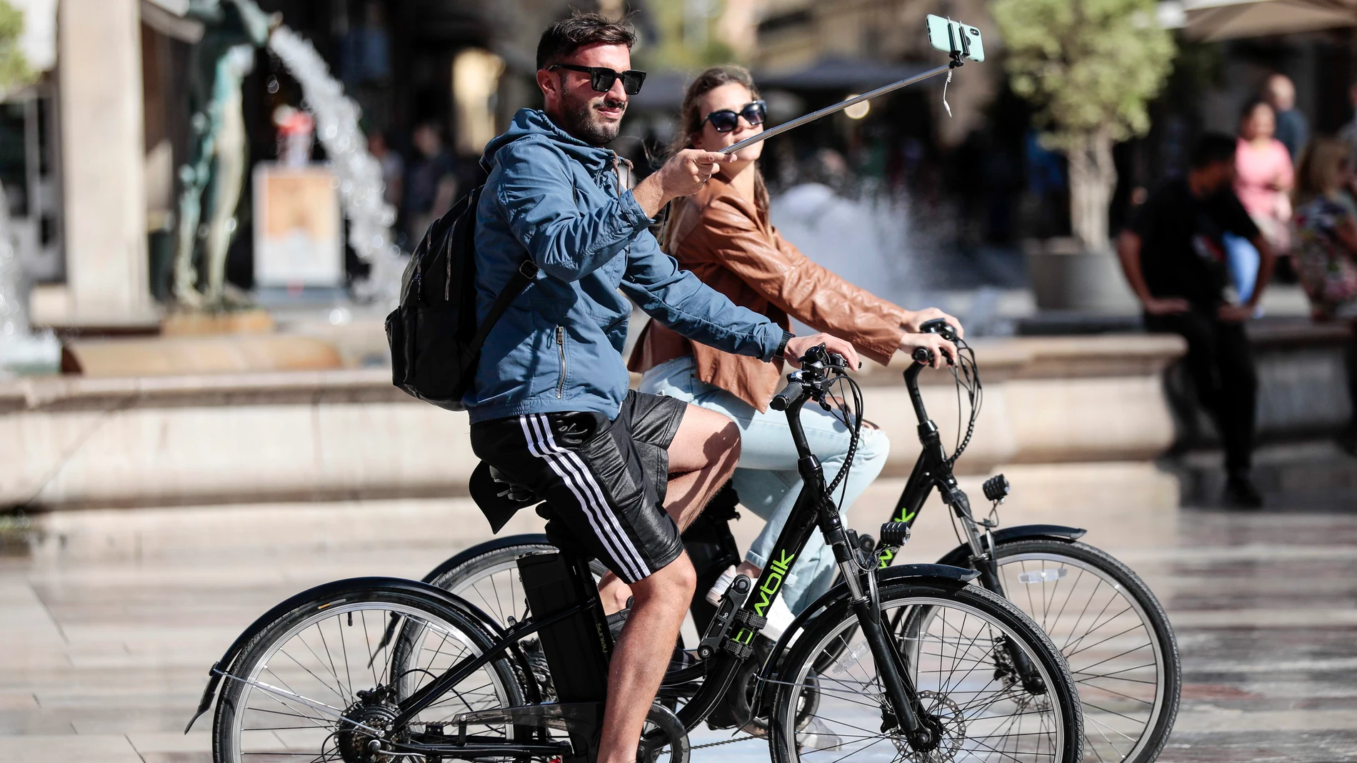 Una pareja de turistas en el centro de Valencia