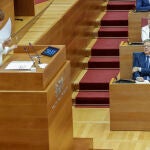 La Portavoz del grupo popular, Maria José Catalá, se dirige a Ximo Puig durante su intervención en el último debate de política general de esta legislatura en Les Corts Valencianes