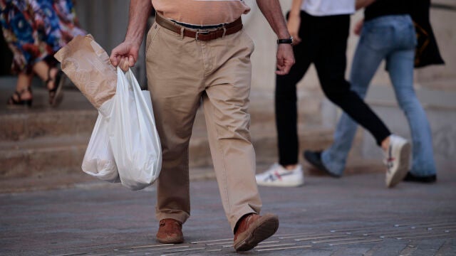 Imagen de un hombre llevando la compra