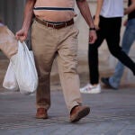 Imagen de un hombre llevando la compra