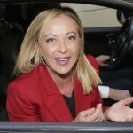 La líder de Hermanos de Italia, Giorgia Meloni, sonríe este martes desde su coche oficial a su llegada a los cuarteles generales de su partido en Roma