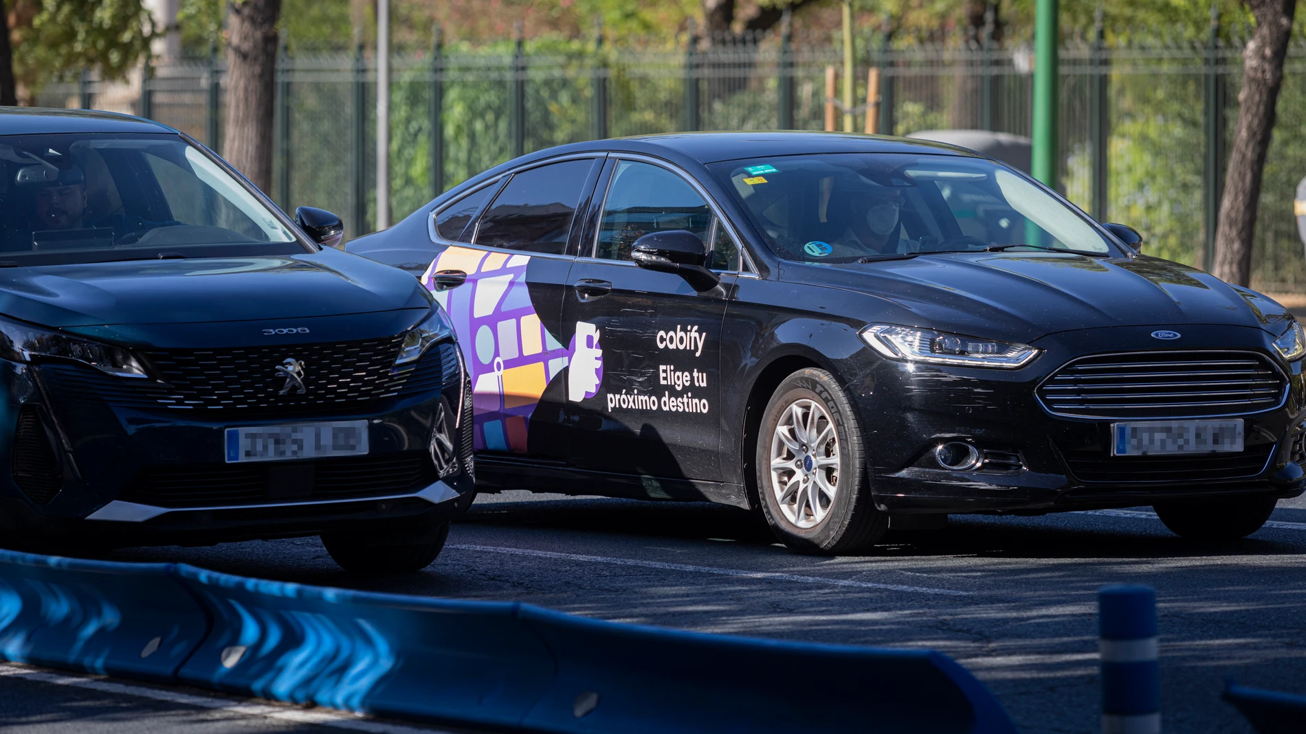 Un VTC circulando por el centro del Sevilla