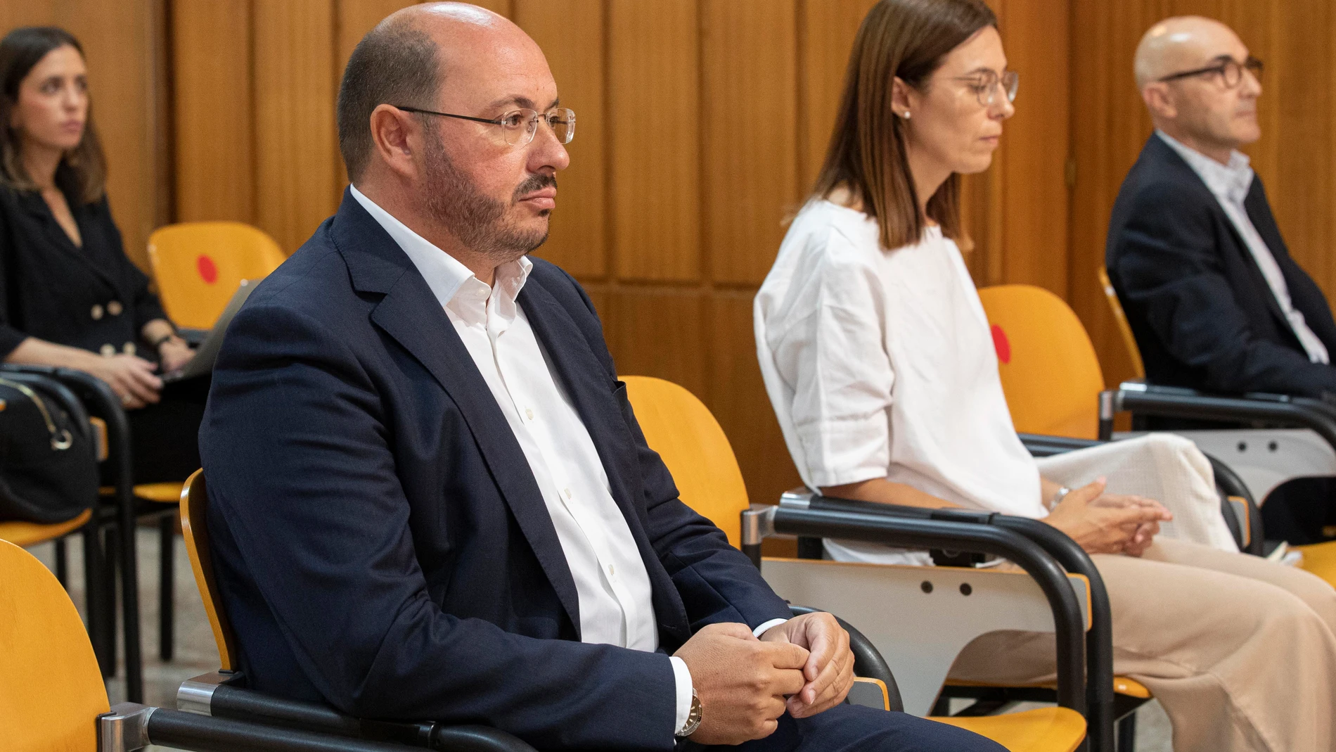 El expresidente de la Comunidad de Murcia Pedro Antonio Sánchez, el arquitecto Martín Lejárraga (d) y la la secretaria del ayuntamiento de Puerto Lumbreras Caridad Gacía (2d), este martes al inicio de la primera sesión del juicio del caso ?Auditorio?, por los delitos de prevaricación y fraude de subvenciones al adjudicar a dedo la construcción de un auditorio municipal en 2005. EFE/Marcial Guillén