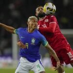 Richarlison pelea por un balón con Ghaylen Chaaleli en el Brasil - Túnez