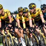 Jonas Vingegaard, rodeado por sus compañeros, en la CRO Race