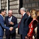 El presidente de la Junta de Andalucía(i), Juanma Moreno, saluda al presidente del Comité de Normas del Bureau Internacional de Expositions (Bie), Alain Berger (d)a su llegada a la recepción en Málaga