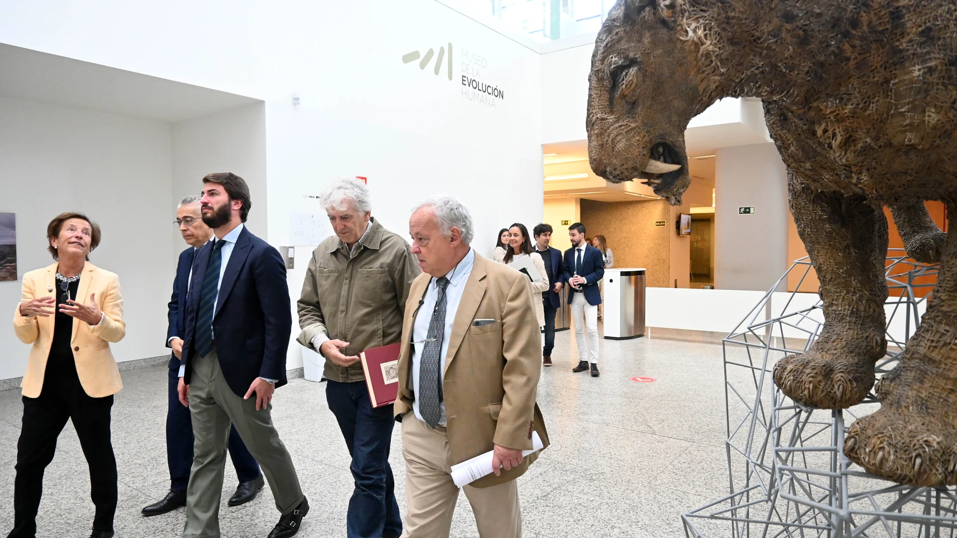 El vicepresidente de la Junta de Castilla y León, Juan García-Gallardo, visita el Museo de la Evolución Humana, acompañado del consejero de Cultura, Turismo y Deporte, Gonzalo Santonja