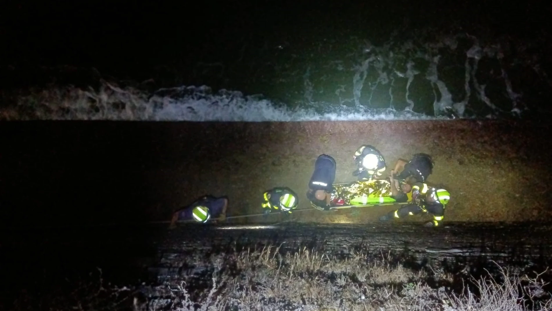 Agentes de la Policía Nacional y de Bomberos asisten al precipitado por la Alameda en Cádiz