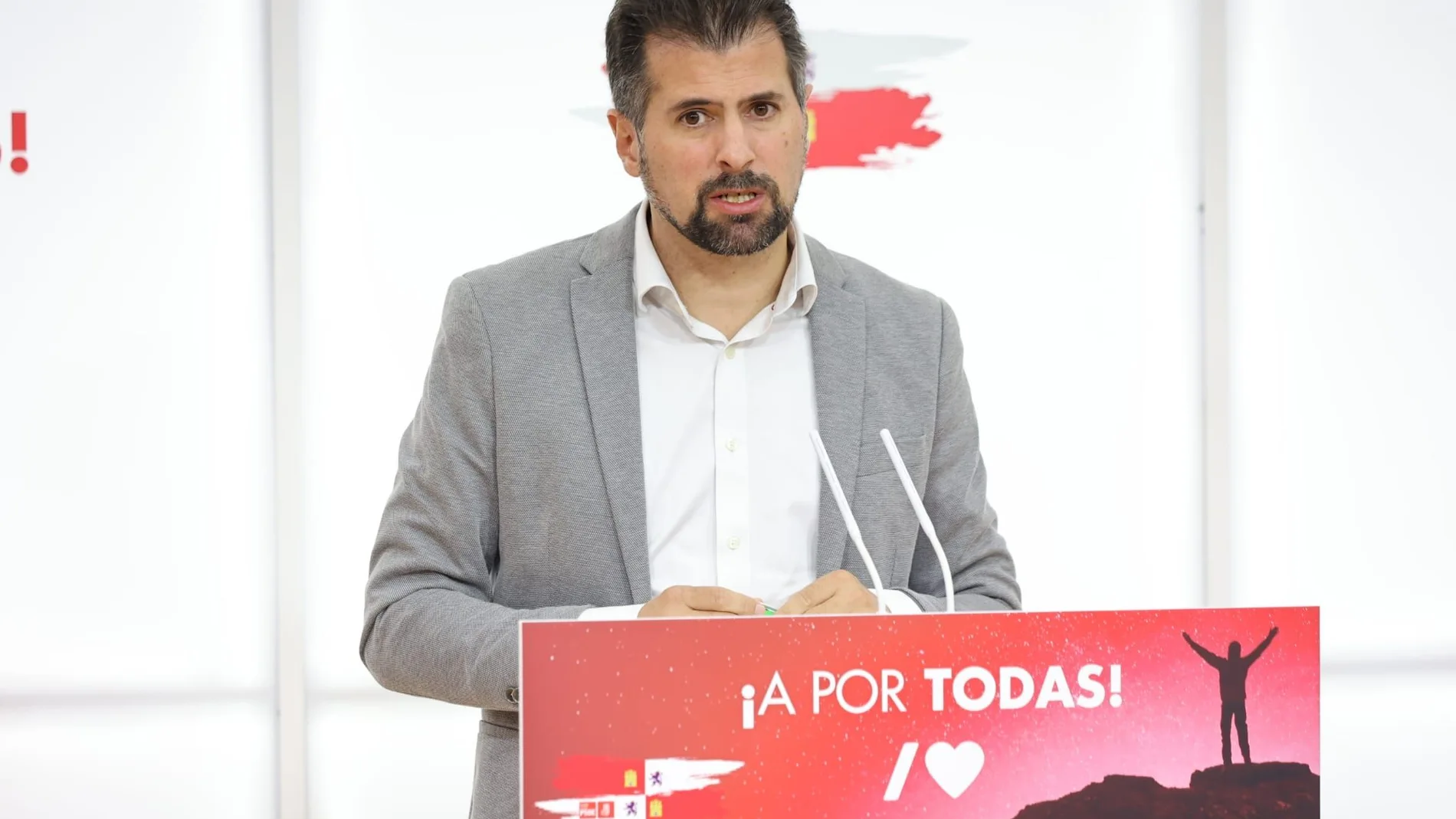 El secretario regional del PSOE, Luis Tudanca, atiende a la prensa