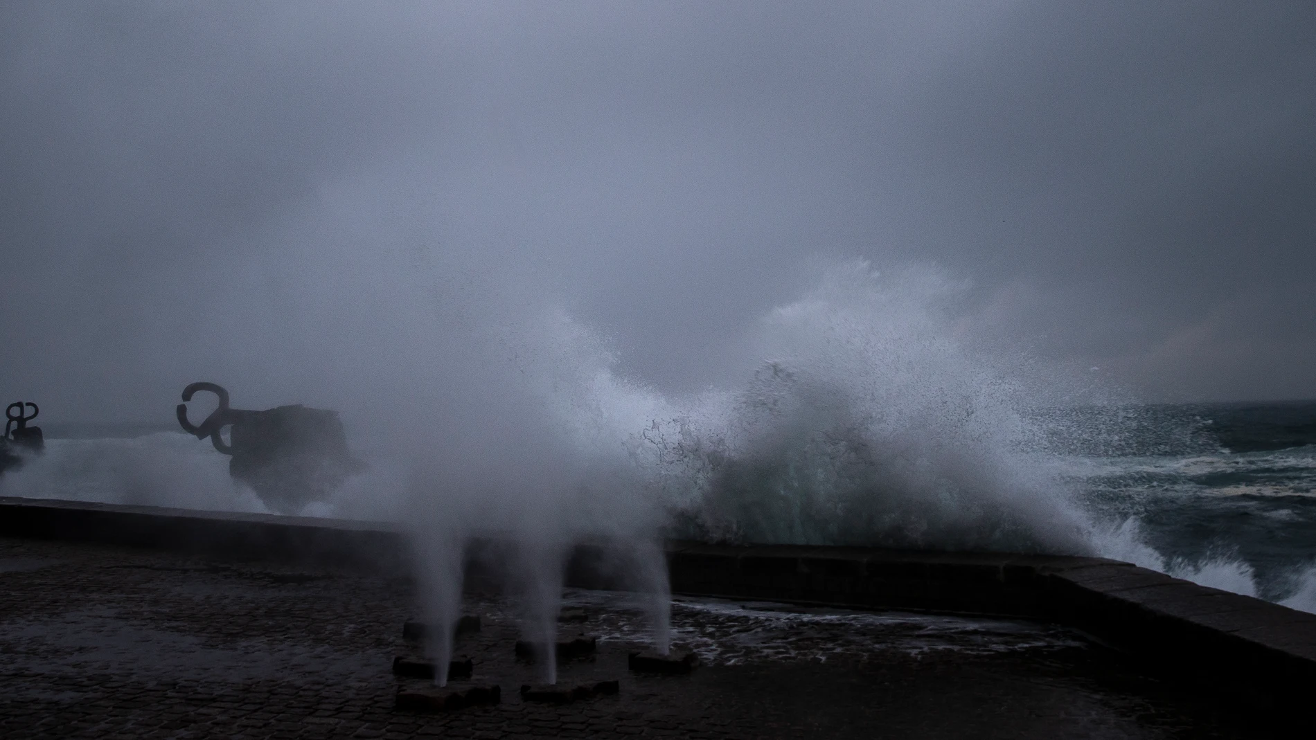 El oleaje rompe este miércoles en el Peine del Viento de San Sebastián.