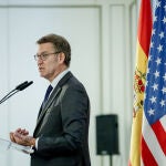 El presidente del Partido Popular, Alberto Núñez Feijóo, durante su intervención en un almuerzo informativo organizado por la Cámara de Comercio de EE.UU en España (AmChampain), en el Hotel Westin Palace.