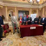 En el centro de la imagen, tras la mesa, el alcalde de Burgos, Daniel de la Rosa, y el vicepresidente de la Fundación de la Catedral, Antonio Miguel Méndez Pozo