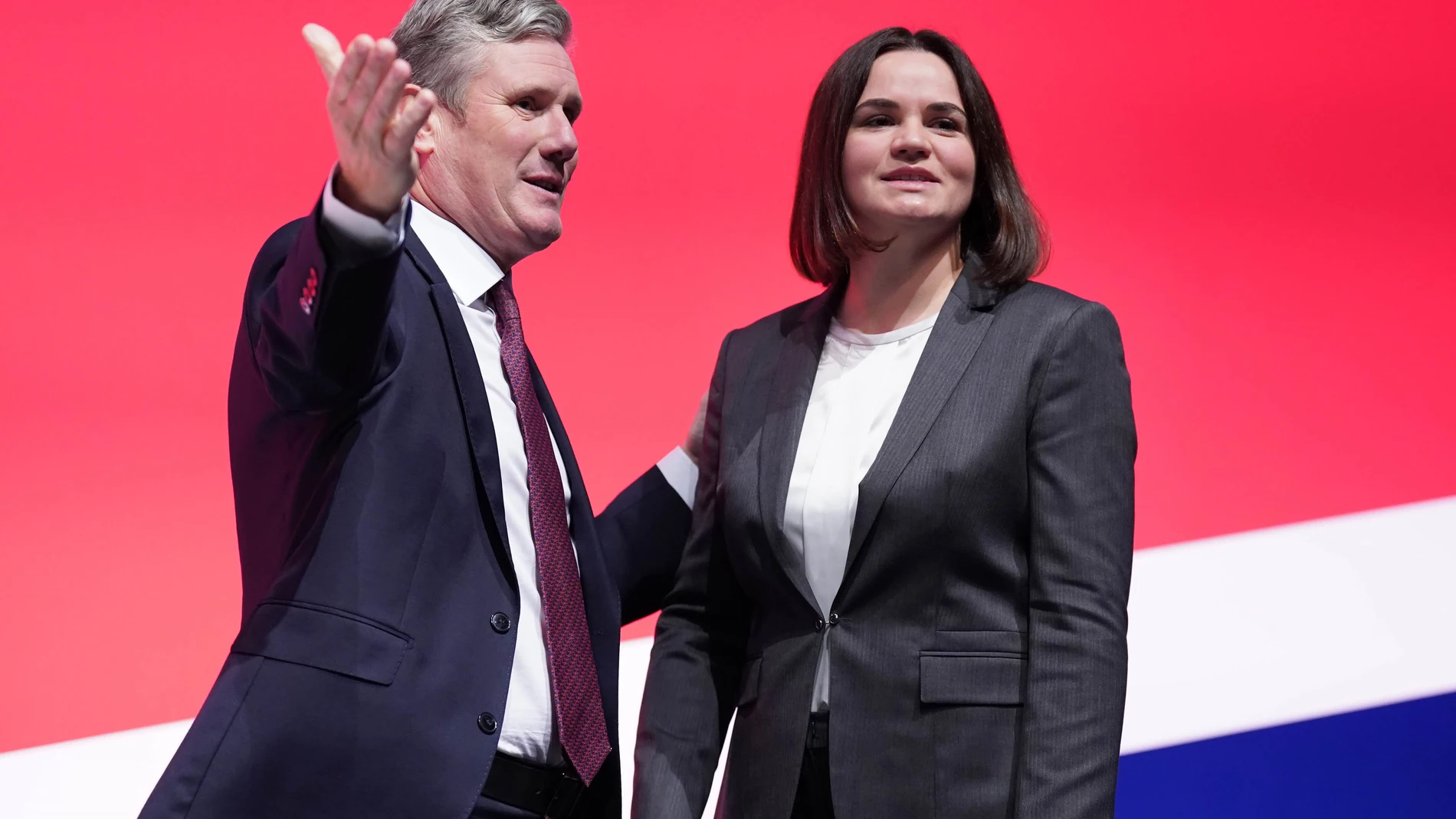 Keir Starmer, junto a la opositora bielorrusa Svetlana Tikhanovskaya, durante el congreso laborista