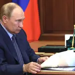 El presidente ruso, Vladimir Putin, durante una reunión en Moscú con el gobernador de la región de Volgogrado, Andrei Bocharov