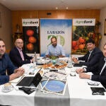 De izquierda a derecha, Alejandro de las Casas, CEO internacional de Kimitec; Manuel Gómez, director general de Producción Agrícola de la Junta; el periodista Juan Diego Márquez; Antonio Martínez, director de AgroBank en Andalucía; y José Antonio Fernández, presidente de la Federación de Regantes de Almería