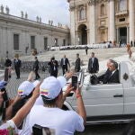 El Papa Francisco saluda a los fieles desde el papamóvil al final su tradicional audiencia de los miércoles en la plaza de San Pedro