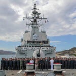 La ministra de Defensa y el JEMAD, con la dotación de la fragata «Cristóbal Colón»