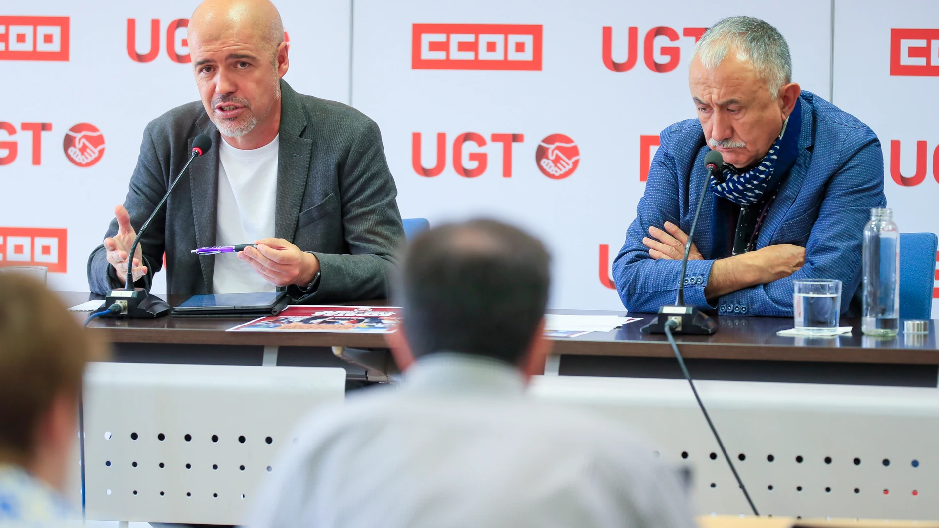 Los secretarios generales de CCOO y UGT, Unai Sordo (i) y Pepe Álvarez (d)