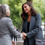 La Reina Letizia es recibida por la presidenta de la Agencia EFE, Gabriela Cañas, a su llegada a una reunión de trabajo con la Fundación del Español Urgente "FundéuRAE", este jueves en Madrid. EFE/ Chema Moya