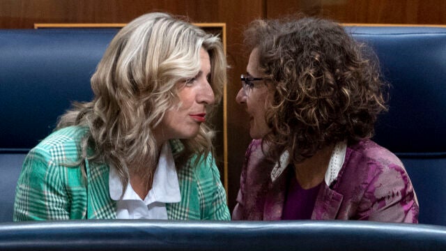 La vicepresidenta segunda del Gobierno y ministra de Trabajo, Yolanda Díaz (i), y la ministra de Hacienda y Función Pública, María Jesús Montero (d)