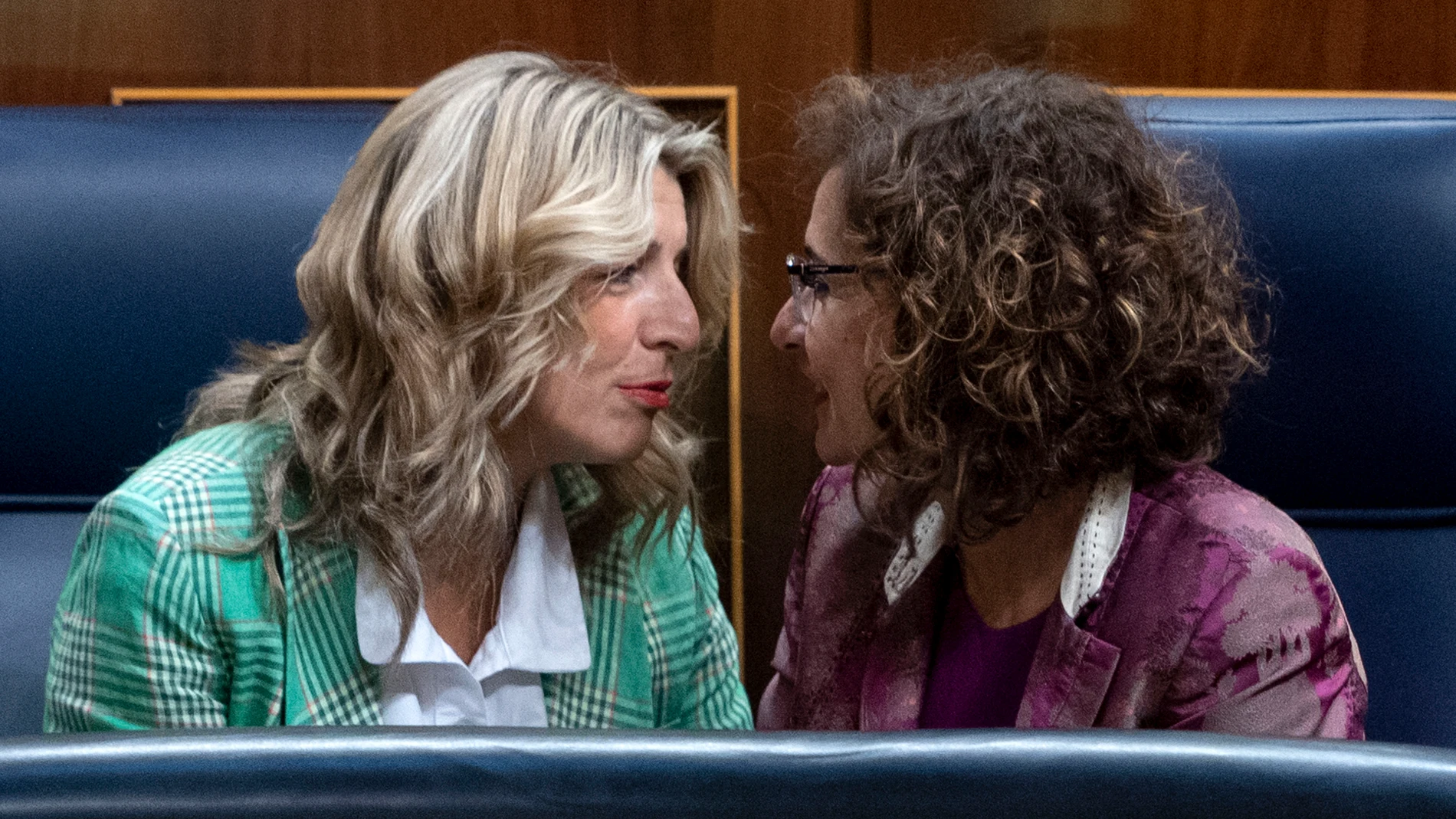 La vicepresidenta segunda del Gobierno y ministra de Trabajo, Yolanda Díaz (i), y la ministra de Hacienda y Función Pública, María Jesús Montero (d)