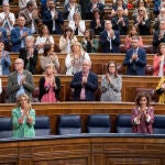 La vicepresidenta segunda del Gobierno y ministra de Trabajo, Yolanda Díaz (i), y la ministra de Hacienda y Función Pública, María Jesús Montero (d), hoy en el Congreso