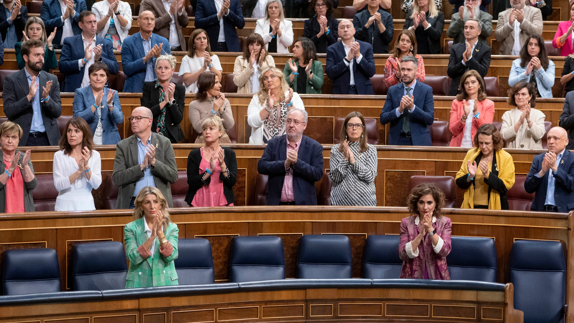 La vicepresidenta segunda del Gobierno y ministra de Trabajo, Yolanda Díaz (i), y la ministra de Hacienda y Función Pública, María Jesús Montero (d), hoy en el Congreso
