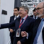En la imagen Puig (centro), visita uno de los expositores de Cersaie acompañado por Vicente Nomdedeu, presidente de Ascer (dcha)