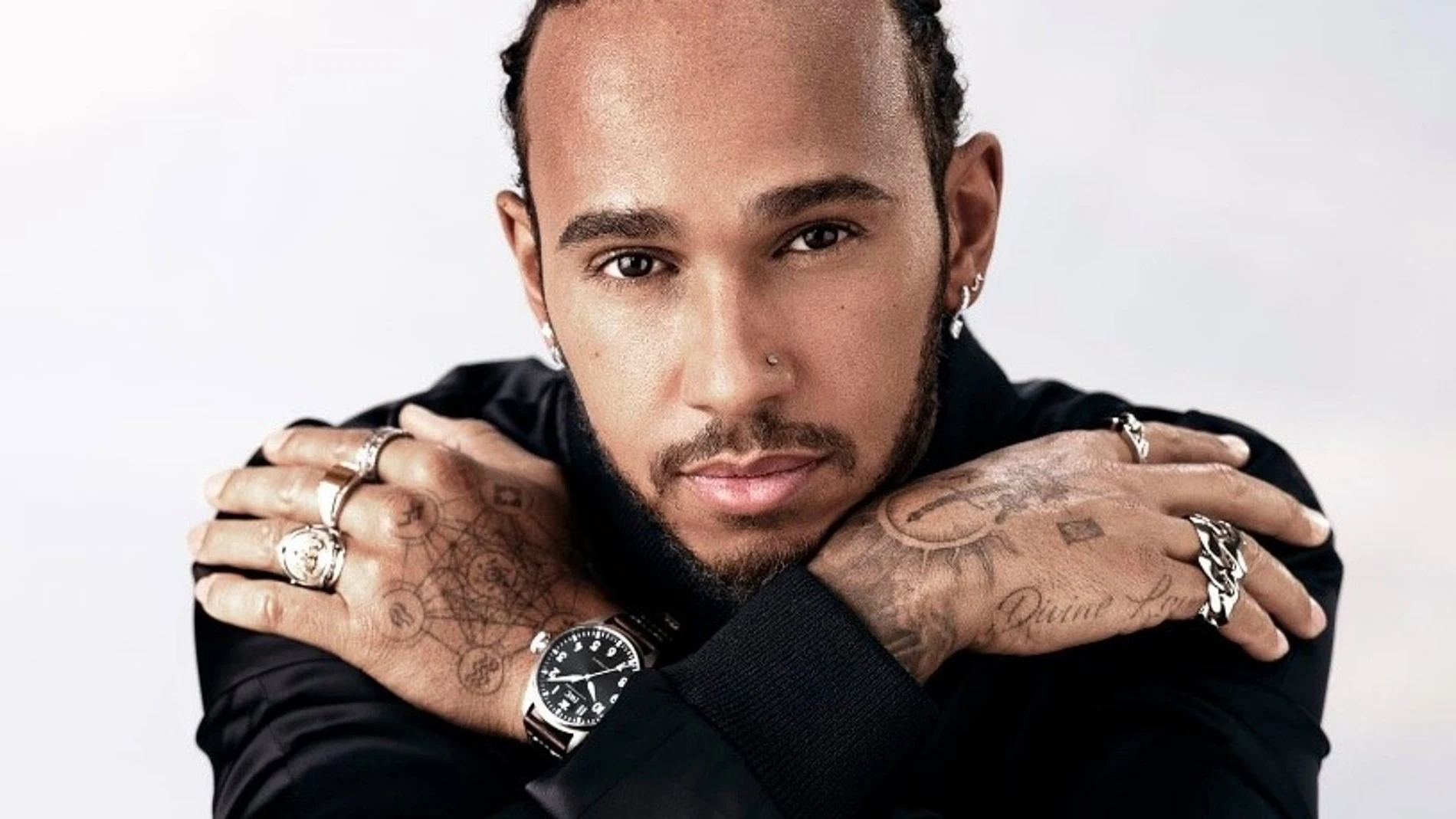 Hamilton con uno de sus relojes IWC