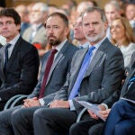 El Rey Felipe VI, con el presidente de la Fundación CaixaBank, Isidro Fainé (d), asiste al XXI Congreso de directivos CEDE en Bilbao