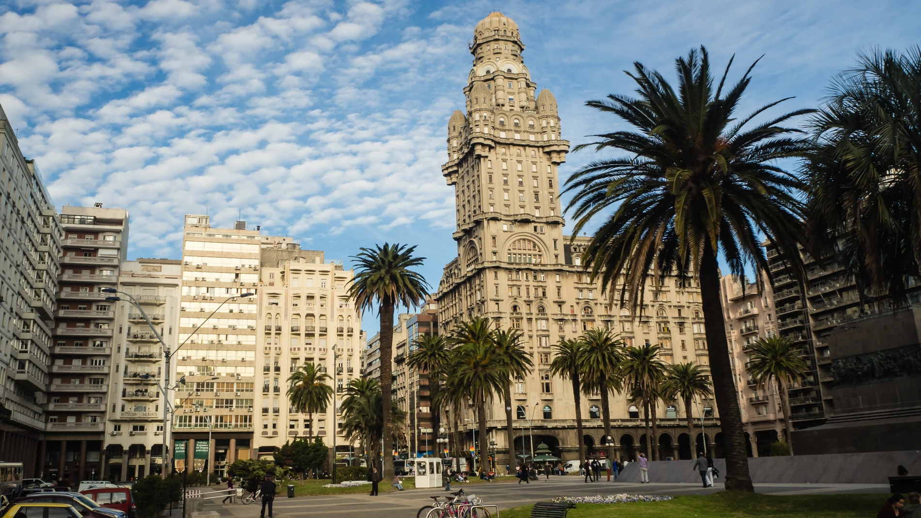 Vista de la plaza de la Independencia, corazón de Montevideo