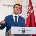 El consejero de Fomento, José Ramón Díez de Revenga, durante la rueda de prensa que ha ofrecido este jueves para informar sobre las decisiones tomadas en la reunión de Consejo de Gobierno, en el Palacio de San Esteban, sede del Ejecutivo. EFE/Marcial Guillén