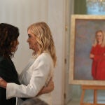 La presidenta de la Comunidad de Madrid, Isabel Díaz Ayuso (i), abraza a la expresidenta regional Cristina Cifuentes durante la presentación del retrato de Cifuentes este jueves en la Real Casa de Correos, sede del Gobierno regional. EFE/ Borja Sanchez-Trillo