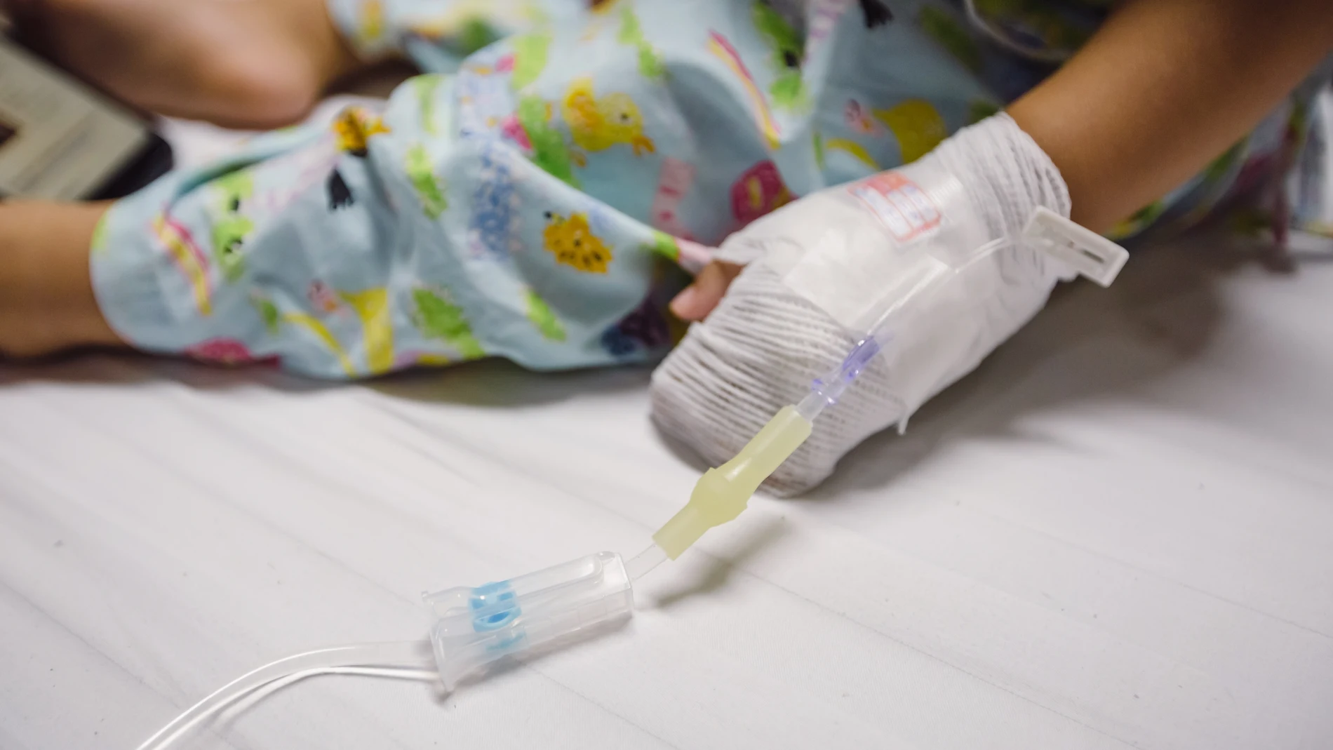 Niños pacientes durmiendo en la cama del hospital.